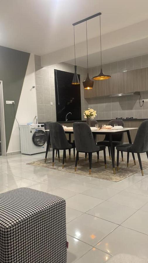 D'Rinie Sky Homestay Kajang Extérieur photo
